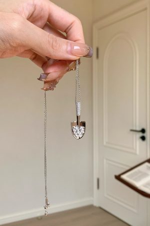 Vintage Silver Shovel Necklace - Exquisite High-End Collarbone Chain Accessory for Women, Fashionable & Versatile