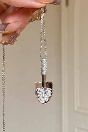 Vintage Silver Shovel Necklace - Exquisite High-End Collarbone Chain Accessory for Women, Fashionable & Versatile