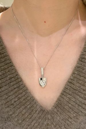 Vintage Silver Shovel Necklace - Exquisite High-End Collarbone Chain Accessory for Women, Fashionable & Versatile