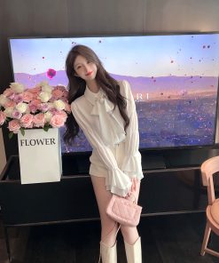 White Chiffon Bell Sleeve Shirt for Women with Bow Tie Design, Long Sleeve Top, Elegant Fashion, Trendy Style