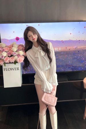 White Chiffon Bell Sleeve Shirt for Women with Bow Tie Design, Long Sleeve Top, Elegant Fashion, Trendy Style