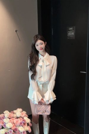 White Chiffon Bell Sleeve Shirt for Women with Bow Tie Design, Long Sleeve Top, Elegant Fashion, Trendy Style