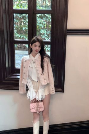 White Chiffon Bell Sleeve Shirt for Women with Bow Tie Design, Long Sleeve Top, Elegant Fashion, Trendy Style