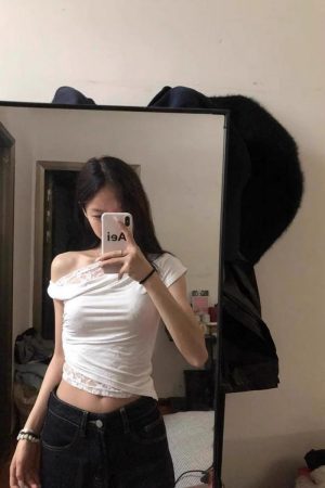 White Lace Spliced Off-Shoulder Short Sleeve T-Shirt for Women, Summer Crop Top with One-Shoulder Neckline, Stylish Spicy Girl Trend