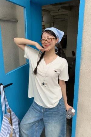 White V-Neck Short Sleeve Women's Slim Fit T-Shirt with Sausage Dog Pattern, Casual 90s Style Fashion Top