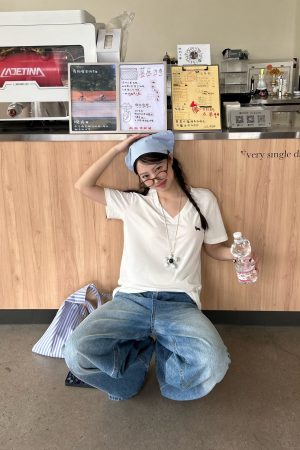 White V-Neck Short Sleeve Women's Slim Fit T-Shirt with Sausage Dog Pattern, Casual 90s Style Fashion Top