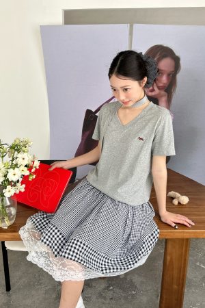 White V-Neck Short Sleeve Women's Slim Fit T-Shirt with Sausage Dog Pattern, Casual 90s Style Fashion Top