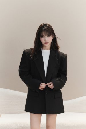 Wide-Shouldered Loose-Fitting Black Suit Jacket for Women - Casual Autumn Blazer, Chic Modern Style