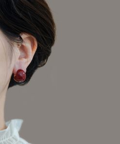 Wine Red Round Ball Earrings - Unique Retro Minimalist Ear Clips for Autumn/Winter 2025 Fashion Accessories