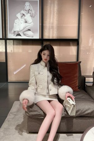 Winter Heavy Industry Sequin White Short Woolen Coat for Women with Thick Down Lining - Y2K Inspired Fashion