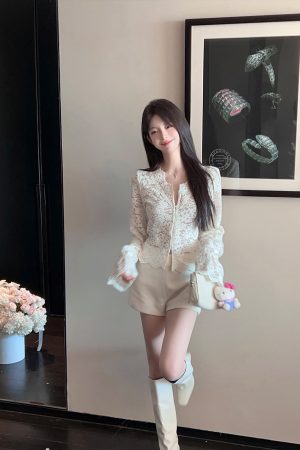 Winter High-Waisted White Woolen Shorts for Women, Thickened Hot Pants, Stylish Outerwear Booty Shorts