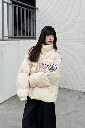 Women's American Retro Stand Collar Cotton Puffer Coat - Thickened Winter Jacket with Trendy Badge Design for Couples