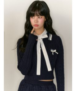 Women's Autumn Pullover Sweater - Short Knitted Top with Long Sleeves for a Cozy Weekend Look