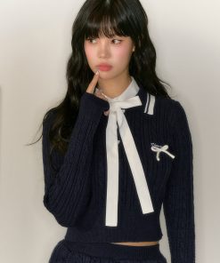 Women's Autumn Pullover Sweater - Short Knitted Top with Long Sleeves for a Cozy Weekend Look