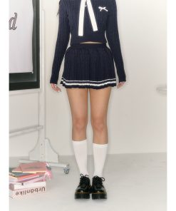 Women's Autumn Pullover Sweater - Short Knitted Top with Long Sleeves for a Cozy Weekend Look