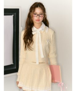 Women's Autumn Pullover Sweater - Short Knitted Top with Long Sleeves for a Cozy Weekend Look