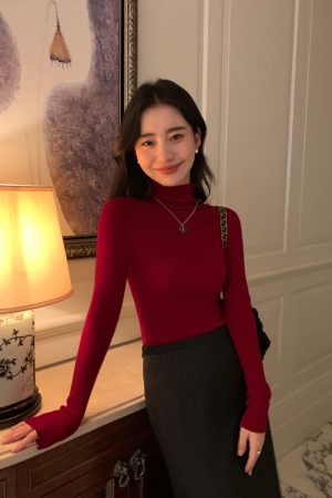 Women's Black Turtleneck Wool Base Layer - Slim Fit, Flattering Knitted Top for Autumn and Winter, Versatile Stylish Essential