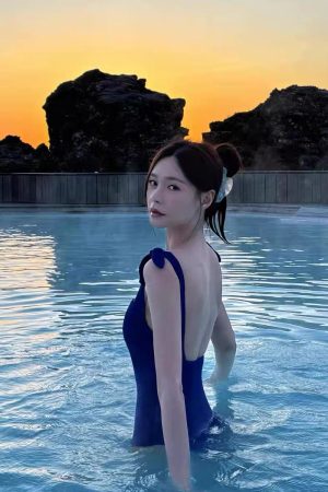 Women's Celebrity-Style One-Piece Triangle Tie Swimsuit - Slimming, Tummy-Covering Design for Hot Springs and Island Vacations