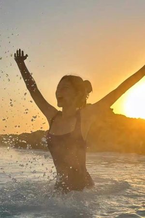 Women's Celebrity-Style One-Piece Triangle Tie Swimsuit - Slimming, Tummy-Covering Design for Hot Springs and Island Vacations