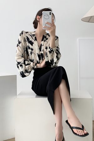 Women's Retro Chinese-Style Ink Painting V-Neck Lantern Sleeve Satin Drape Sun-Protective Shirt