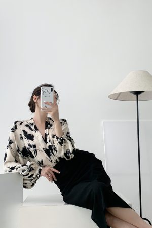 Women's Retro Chinese-Style Ink Painting V-Neck Lantern Sleeve Satin Drape Sun-Protective Shirt
