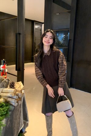 Women's Round Neck Cable Knit Vest - Stylish Sleeveless Pullover Cardigan Top for Casual and Chic Outfits