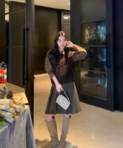 Women's Round Neck Cable Knit Vest - Stylish Sleeveless Pullover Cardigan Top for Casual and Chic Outfits