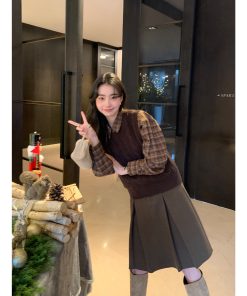 Women's Round Neck Cable Knit Vest - Stylish Sleeveless Pullover Cardigan Top for Casual and Chic Outfits