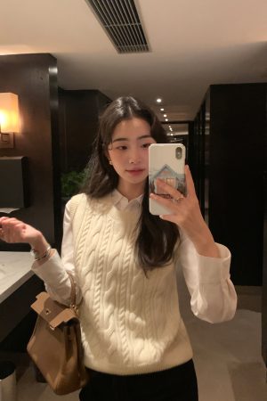 Women's Round Neck Cable Knit Vest - Stylish Sleeveless Pullover Cardigan Top for Casual and Chic Outfits