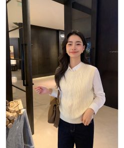 Women's Round Neck Cable Knit Vest - Stylish Sleeveless Pullover Cardigan Top for Casual and Chic Outfits