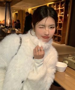 Women's Short Loose Faux Fur Coat - Elegant Plush Jacket for Winter, High-End Quality, Warm & Stylish Outerwear