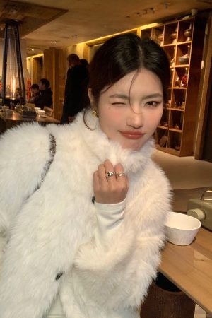 Women's Short Loose Faux Fur Coat - Elegant Plush Jacket for Winter, High-End Quality, Warm & Stylish Outerwear