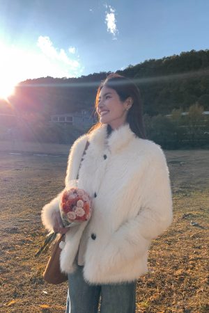 Women's Short Loose Faux Fur Coat - Elegant Plush Jacket for Winter, High-End Quality, Warm & Stylish Outerwear