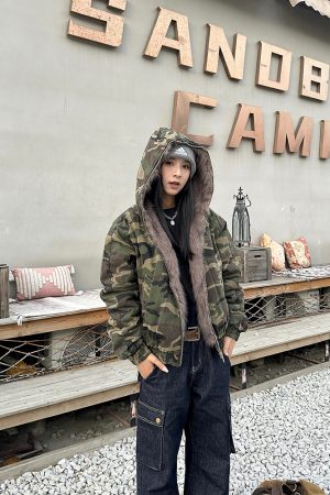 Women's Stylish Retro Camouflage Jacket with Thick Fur Collar, Hooded Winter Cotton Coat, Trendy Short Design