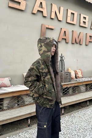 Women's Stylish Retro Camouflage Jacket with Thick Fur Collar, Hooded Winter Cotton Coat, Trendy Short Design