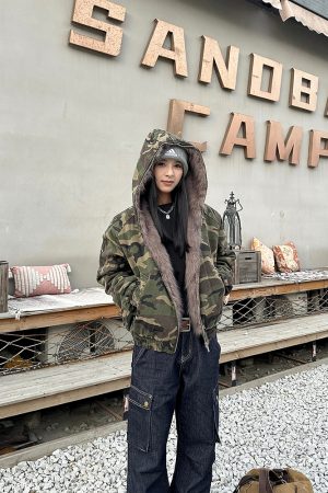 Women's Stylish Retro Camouflage Jacket with Thick Fur Collar, Hooded Winter Cotton Coat, Trendy Short Design