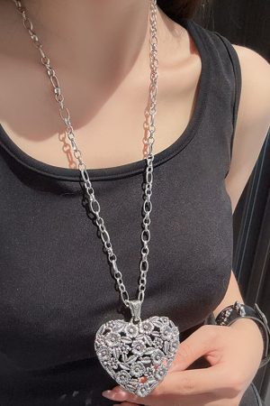 Y2K Hollow Heart Necklace - Long Sweetheart Collarbone Chain for Subculture Style, Heavy-Duty Sweater Accessory