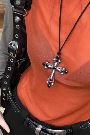 Y2K Pearl Baroque Cross Strap Necklace for Women - Versatile American-Style Collarbone Chain for Spicy Girl Personality