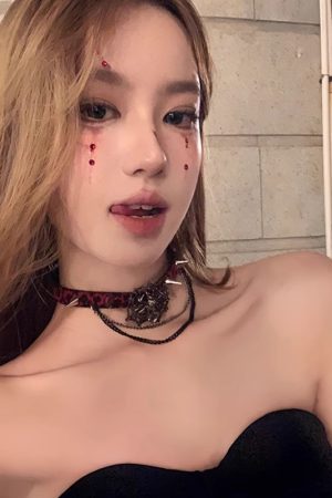Y2K Spider Choker Necklace for Halloween, Dark Aesthetic Studded Clavicle Chain, Cool Niche Design for Cosplay and Baddie Style